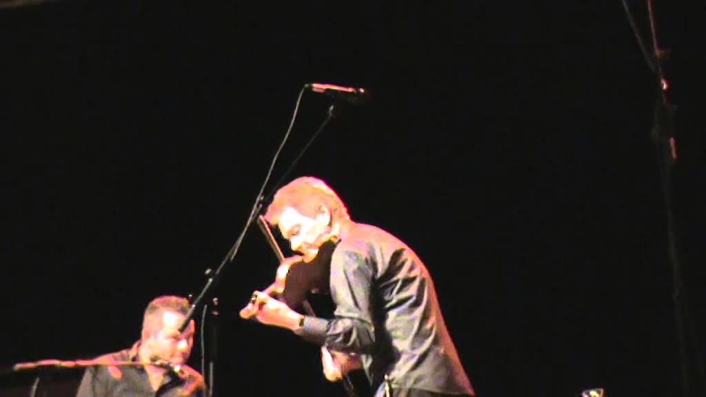 lars lilholt solo. sang til Otto Trads + himmerlands medley.