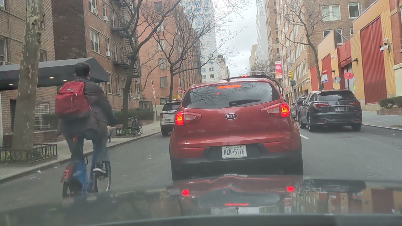 NYC Drive: Stuck in FDR Drive traffic in a Lincoln Town Car switched to 2nd Avenue