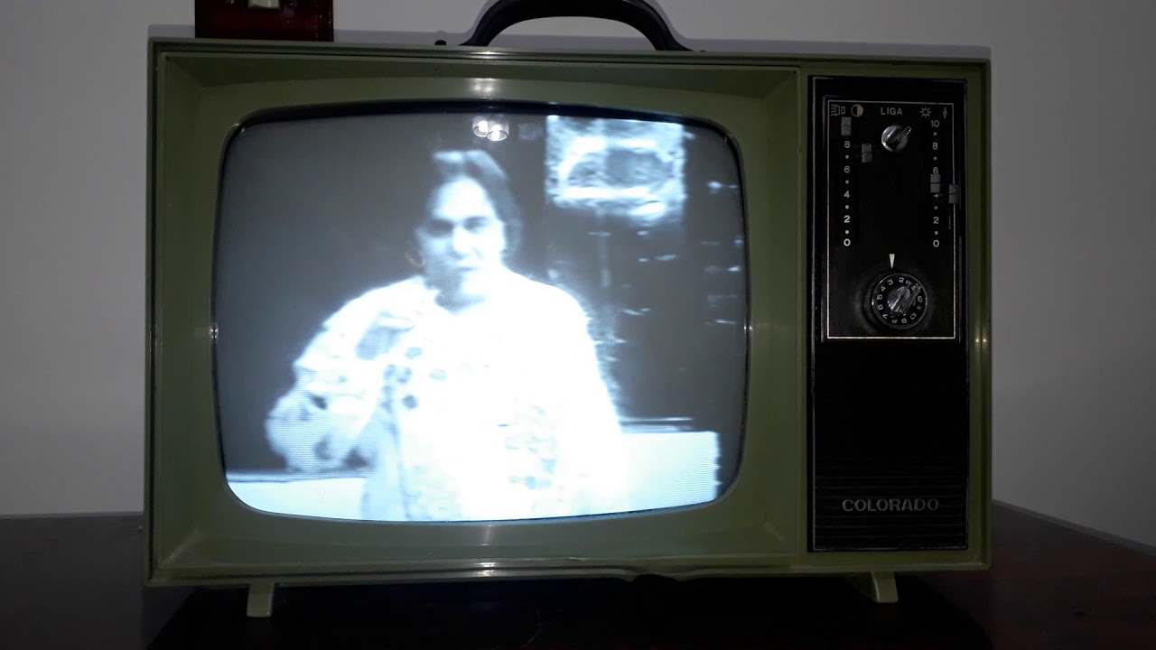 Televisor Colorado 12 funcionando.