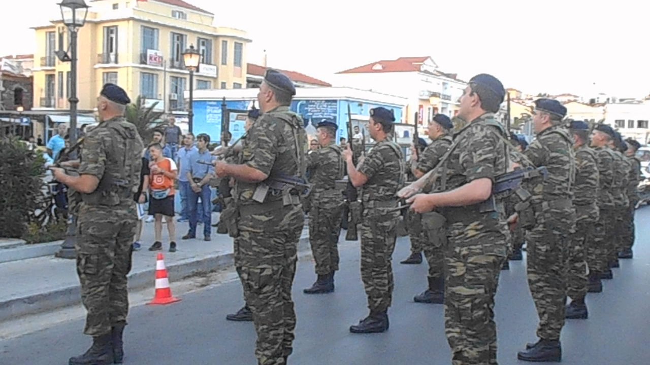 Υποστολή Ελληνικής Σημαίας στην προκυμαία Μυτιλήνης ( Οδοιπορικό στην Λέσβο )