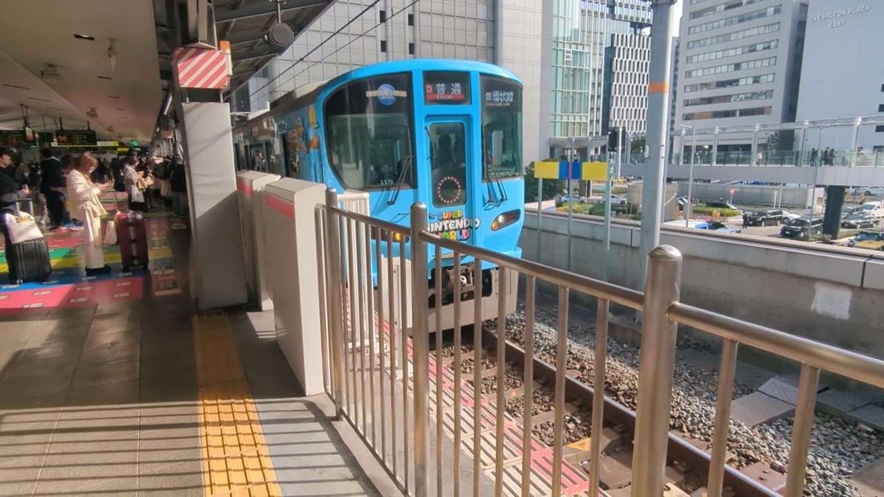 大阪駅普通大阪環状線行き到着と発車する普通大阪環状線行き