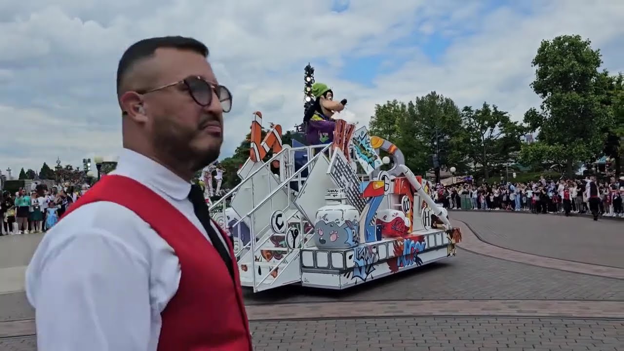 A million splashes of colour parade at Disneyland Paris