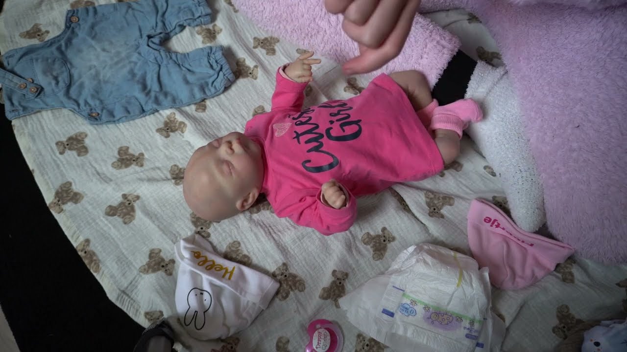 Floortje omkleden in winter outfit #reborn #vlog255