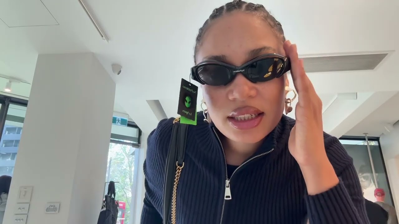 TRYING ON SUNGLASSES WITH NO PROBLEMO X LESPECS