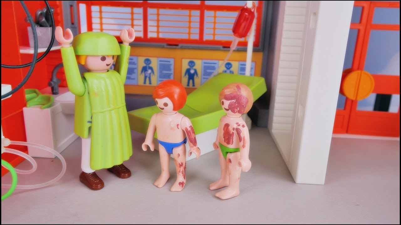 Wypadek na basenie i wizyta w szpitalu - Bajka po polsku Playmobil