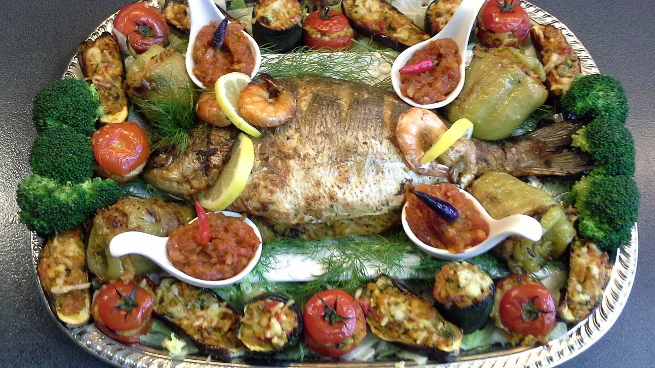 سمكة مشرملة بتتبيلة راءعة وحشوة اقتصادية مع مقبلات شهية😘Poisson au four/طبق الضيافة