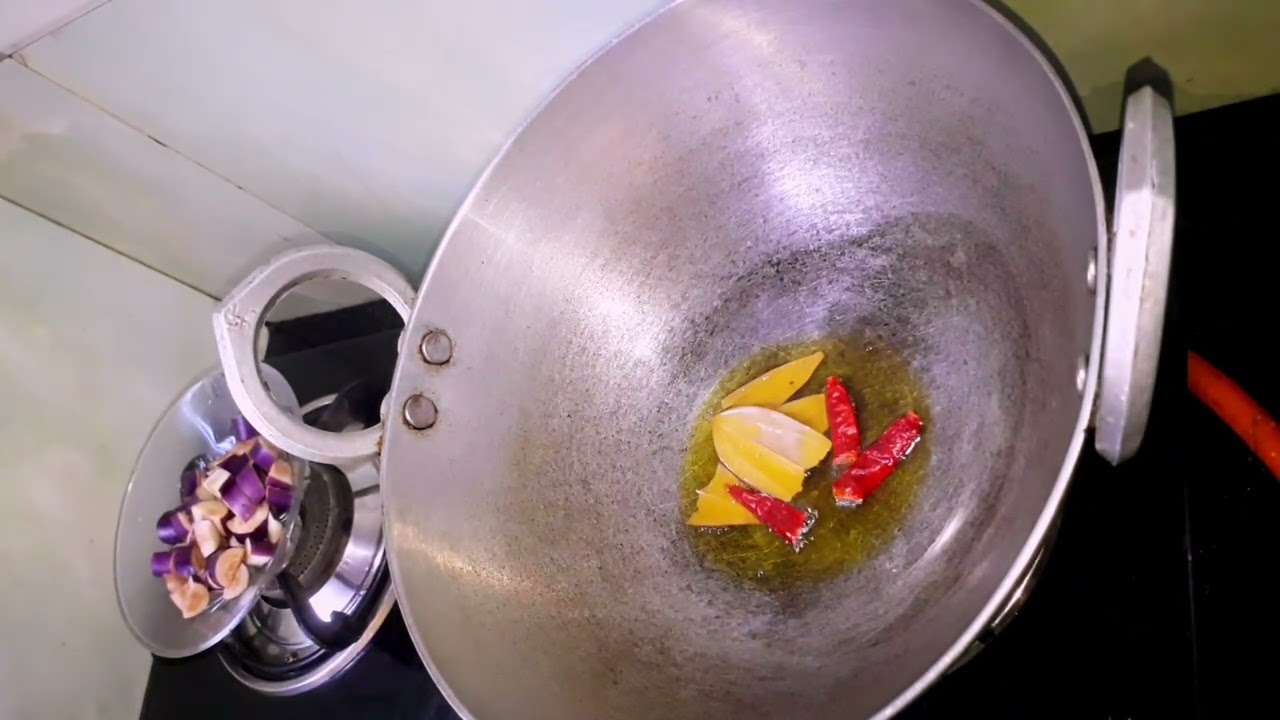 ছাদ বাগানের বাগান থেকে বেগুন এনে রান্না করলাম।
