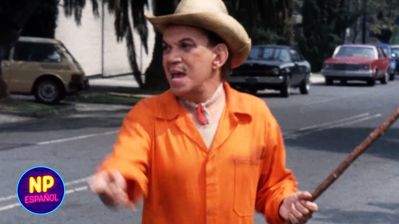 Cantinflas Canta Mientras Barre | El Barrendero (1982) | Now Espa&ntilde;ol