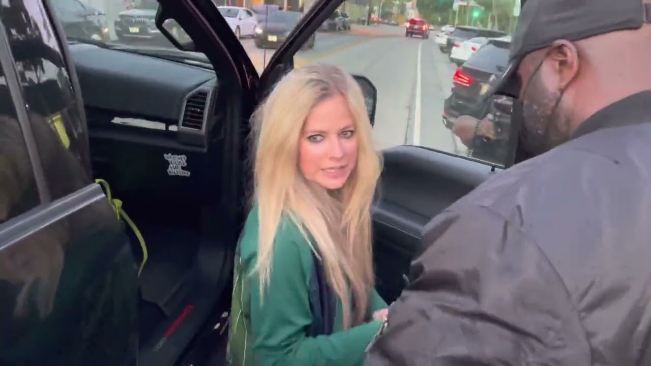 Avril Lavigne leaves Craigs in Hollywood and signs some autographs for waiting fans