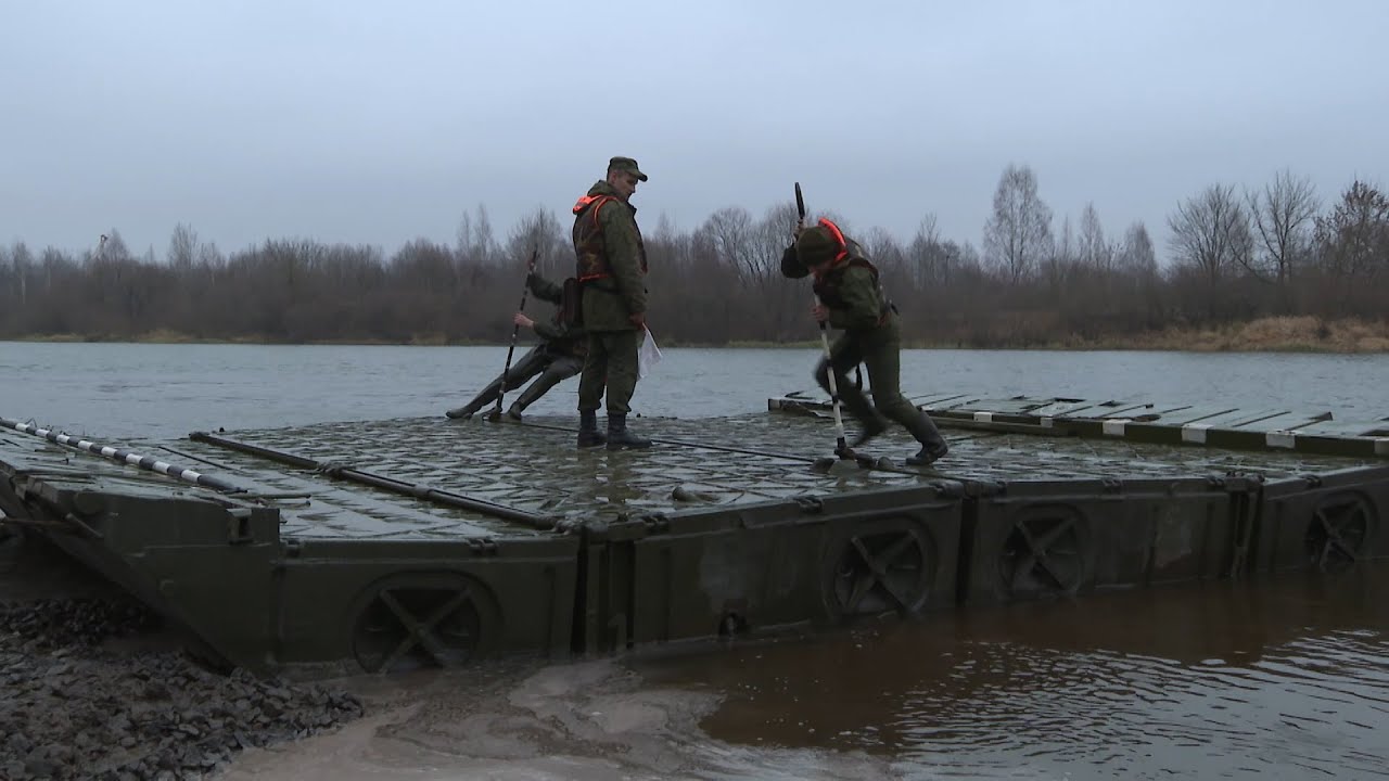Военные наводят наплавной мост через реку Сож