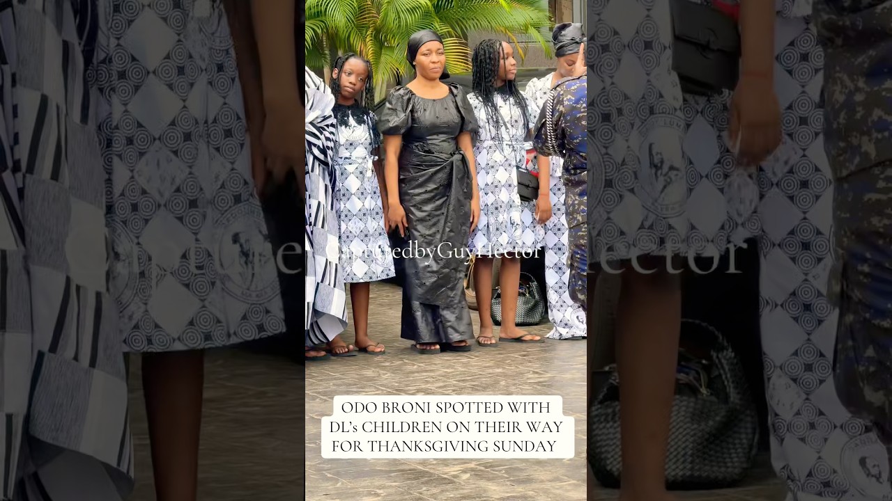 Odo Broni with Lumba&rsquo;s children taking pictures before going to the funeral grounds ✌️😢💔🫶😭