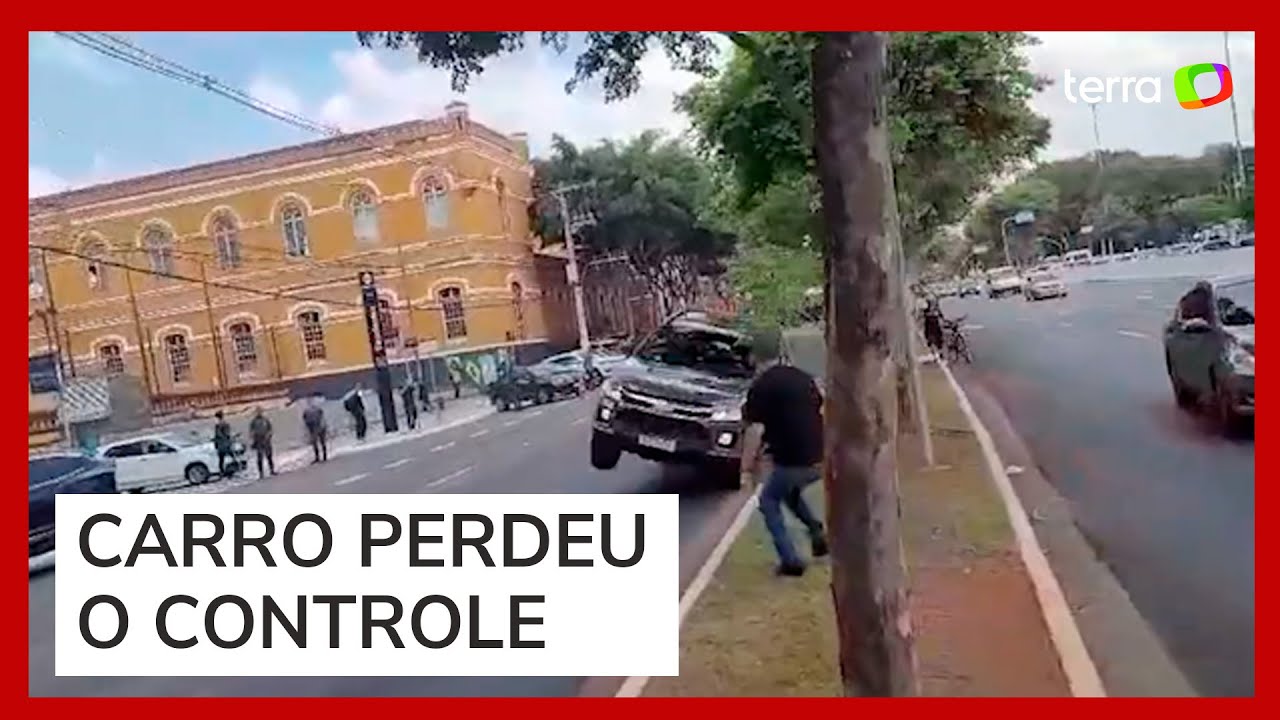 Viatura da Rota faz manobra e atinge casal em moto durante comemora&ccedil;&atilde;o em SP