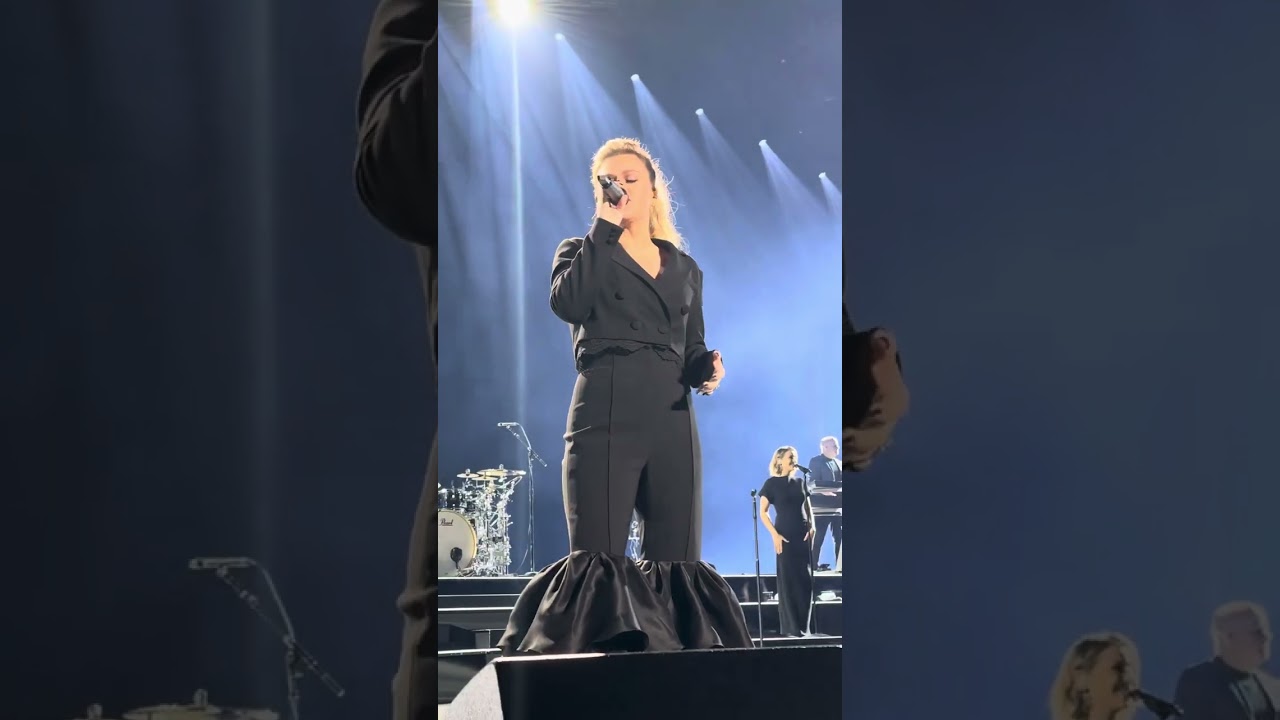 Favorite Kind of High - Kelly Clarkson 12.31 NYE show (she looks and sounds amazing)