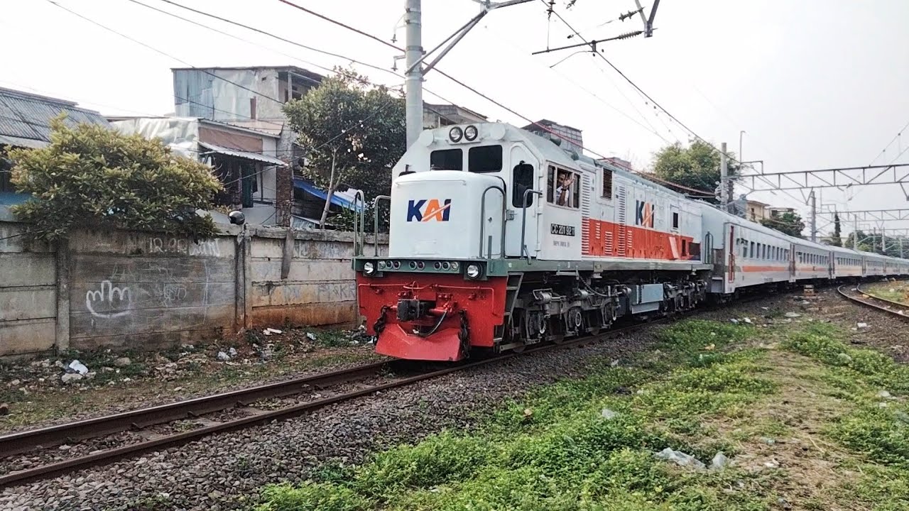 Kedatangan 2 Kereta api Pagi di stasiun pasar senen