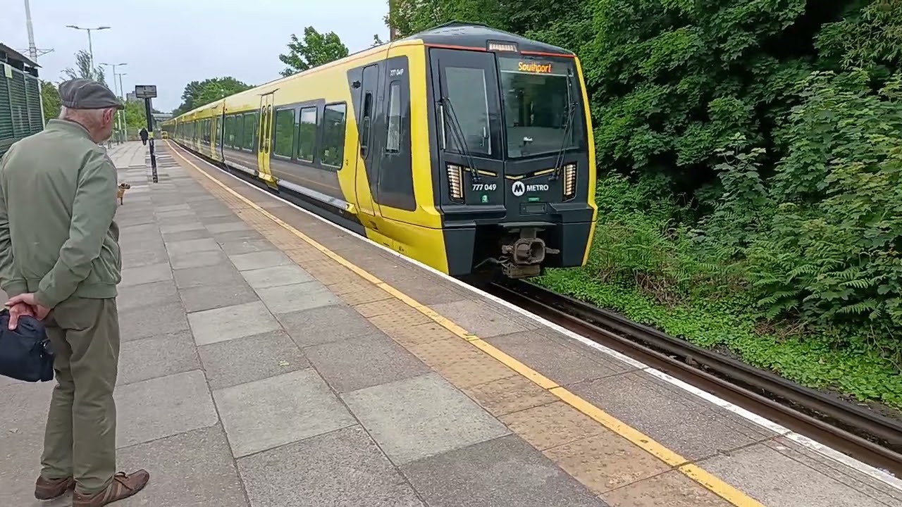 Metr- I mean Merseyrail Double Class 777 Arriving S'forth & L'thrlnd doing a Moorfields - Southport