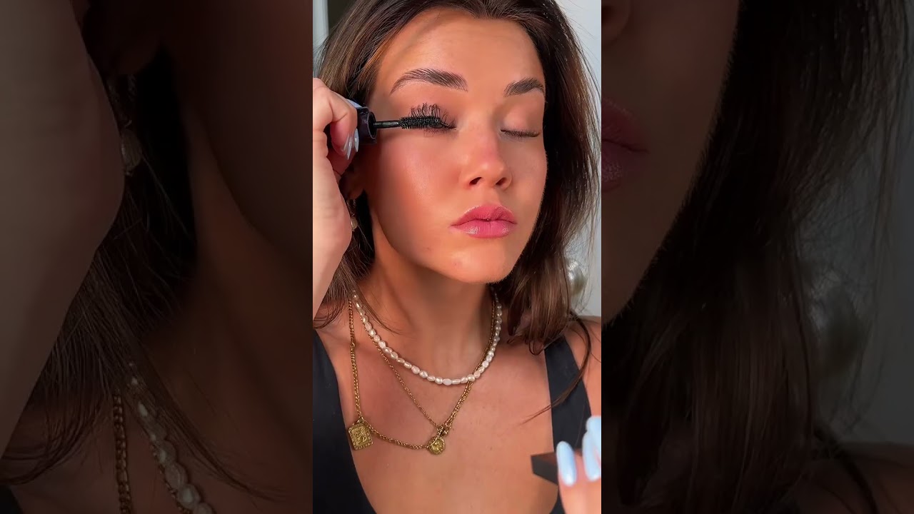 Comment the next one i should try! This cosmetics lights camera lashes was actually one of the best