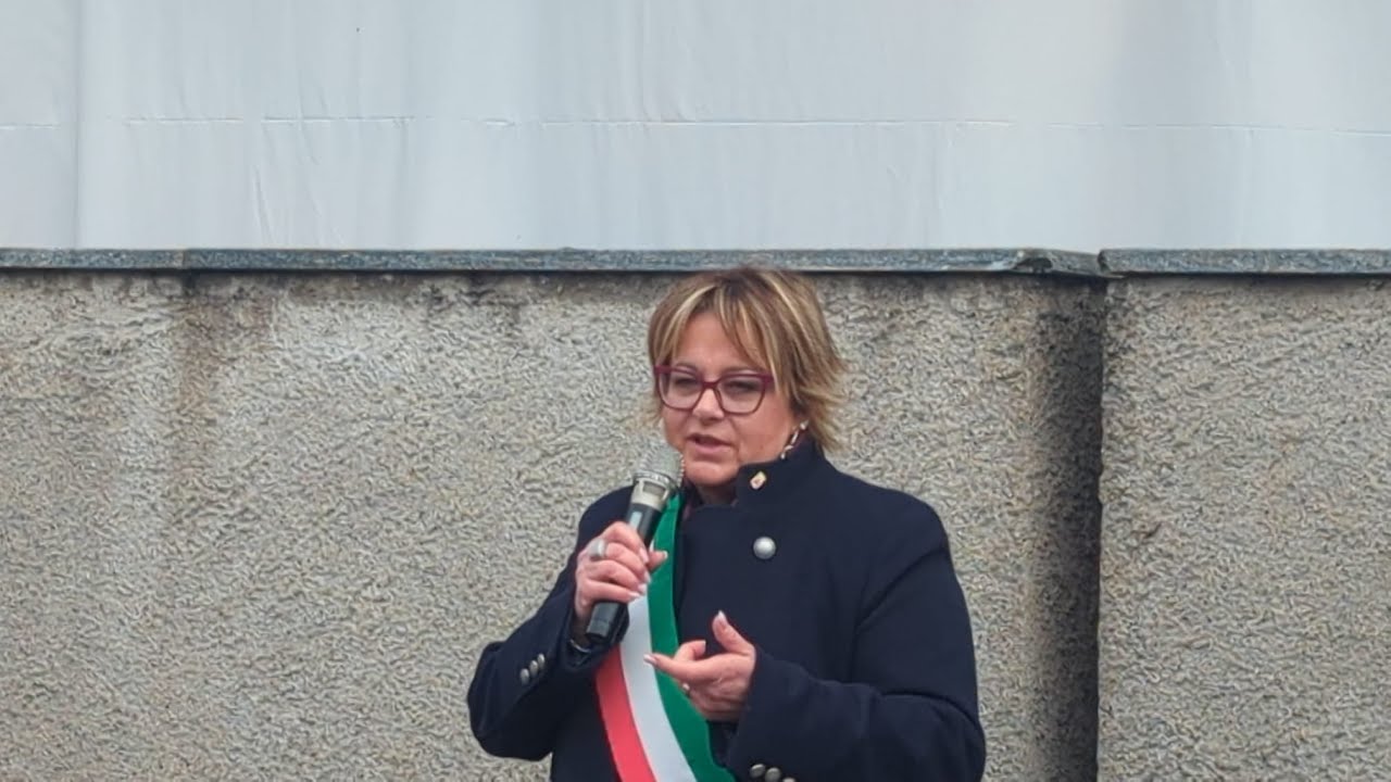 la commozione della sindaca Ilaria pagani alla ceriamonia del murales per suor annunciata