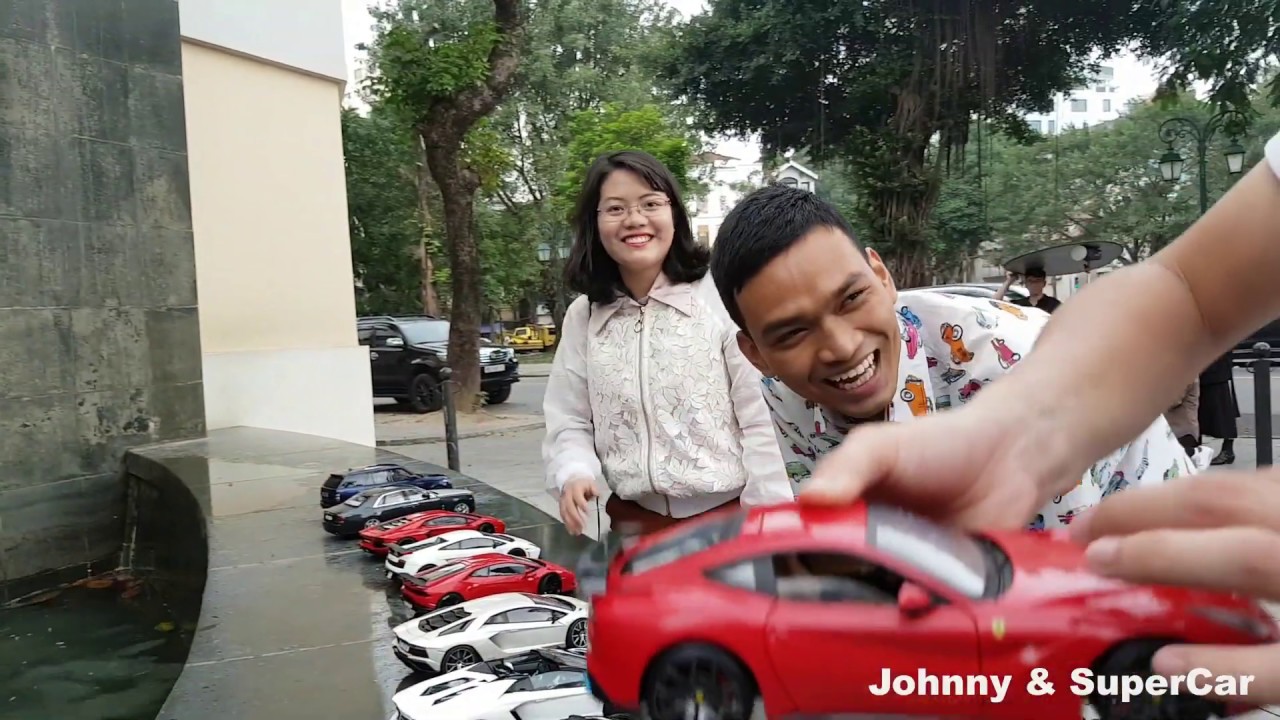 Siêu xe Lamborghini, Ferrari được bày bán đầy tại Vỉa hè Hà Nội  - Fun