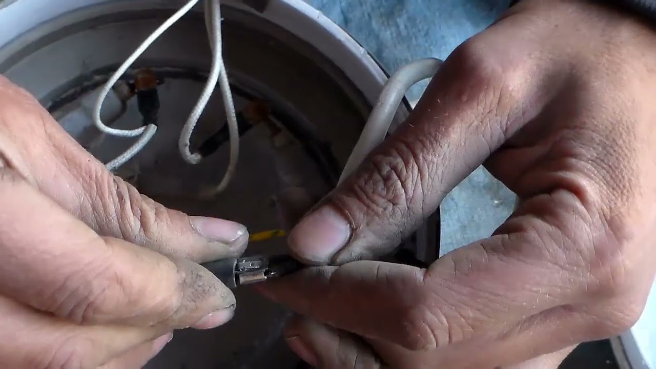 conectar cable con enchufe a una pava eléctrica en forma directa, hacer traba y que sierre la tapa
