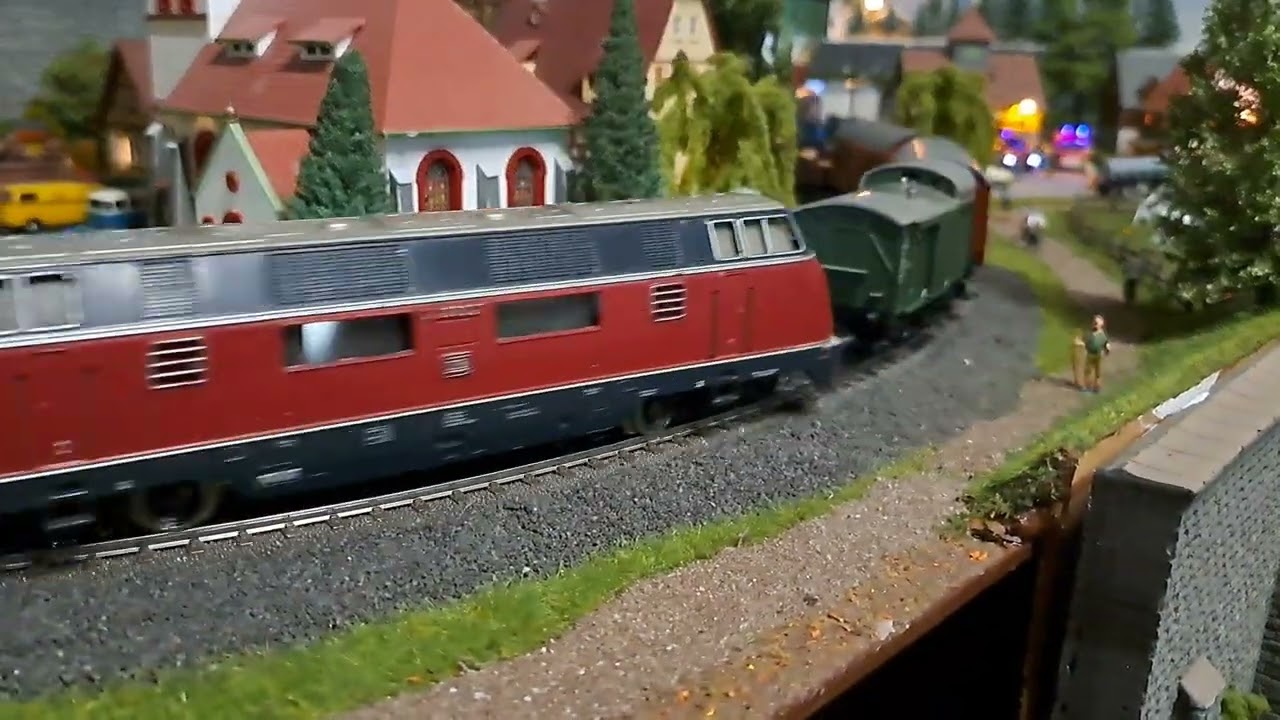 Ein Güterzug fährt heute über meine Nebenstrecke, mit der V200. H0