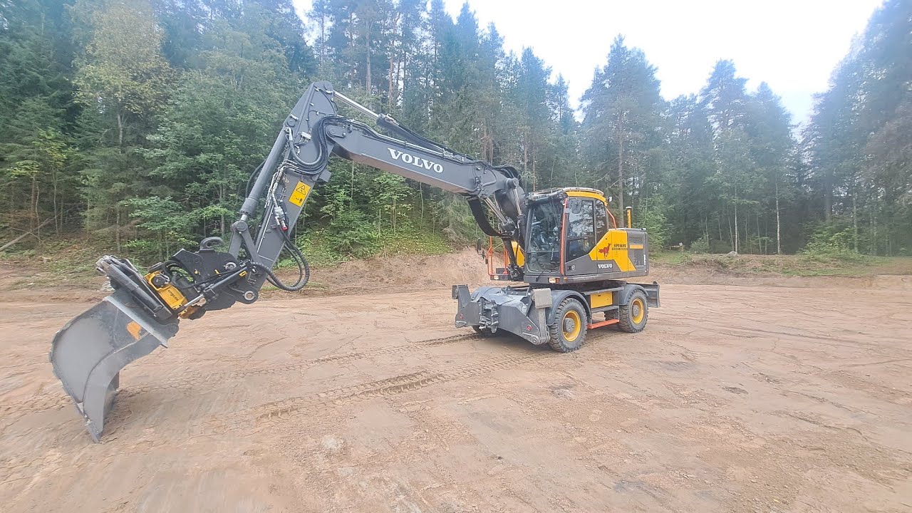 Pallokenttä hiekkamonttuun. Volvo Ew180E.  Novatron X-Site