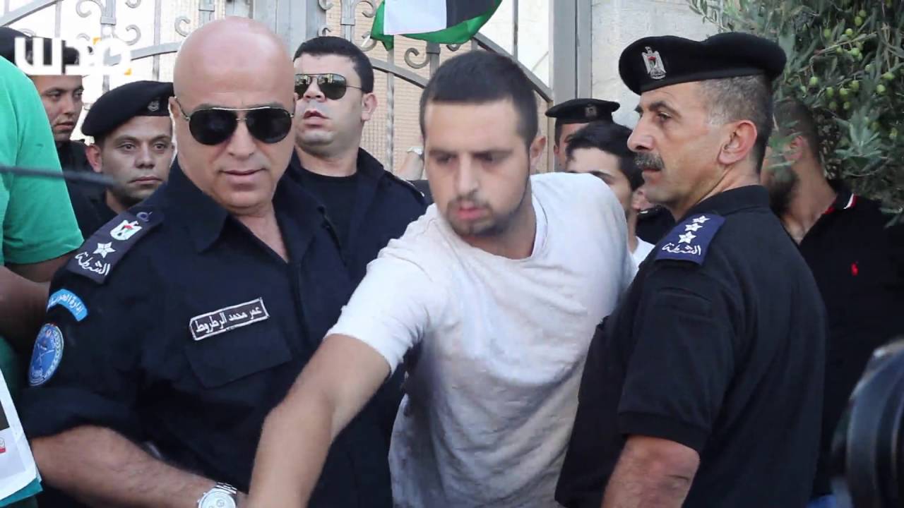 الشرطة تحاول اخلاء النشطاء الذين اغلقوا مقر الامم المتحدة في مدينة رام الله