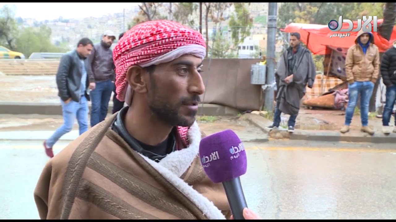 متعطلو ذيبان والكرك ما زالوا يعتصمون امام الديوان الملكي - نشرة الاخبار