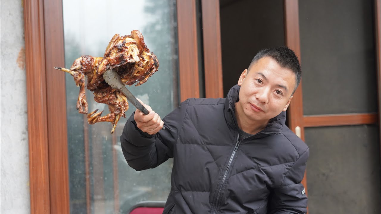 华农兄弟：今年冬蜜大丰收哦，叫兄弟帮忙割，我们搞点来烤鸡
