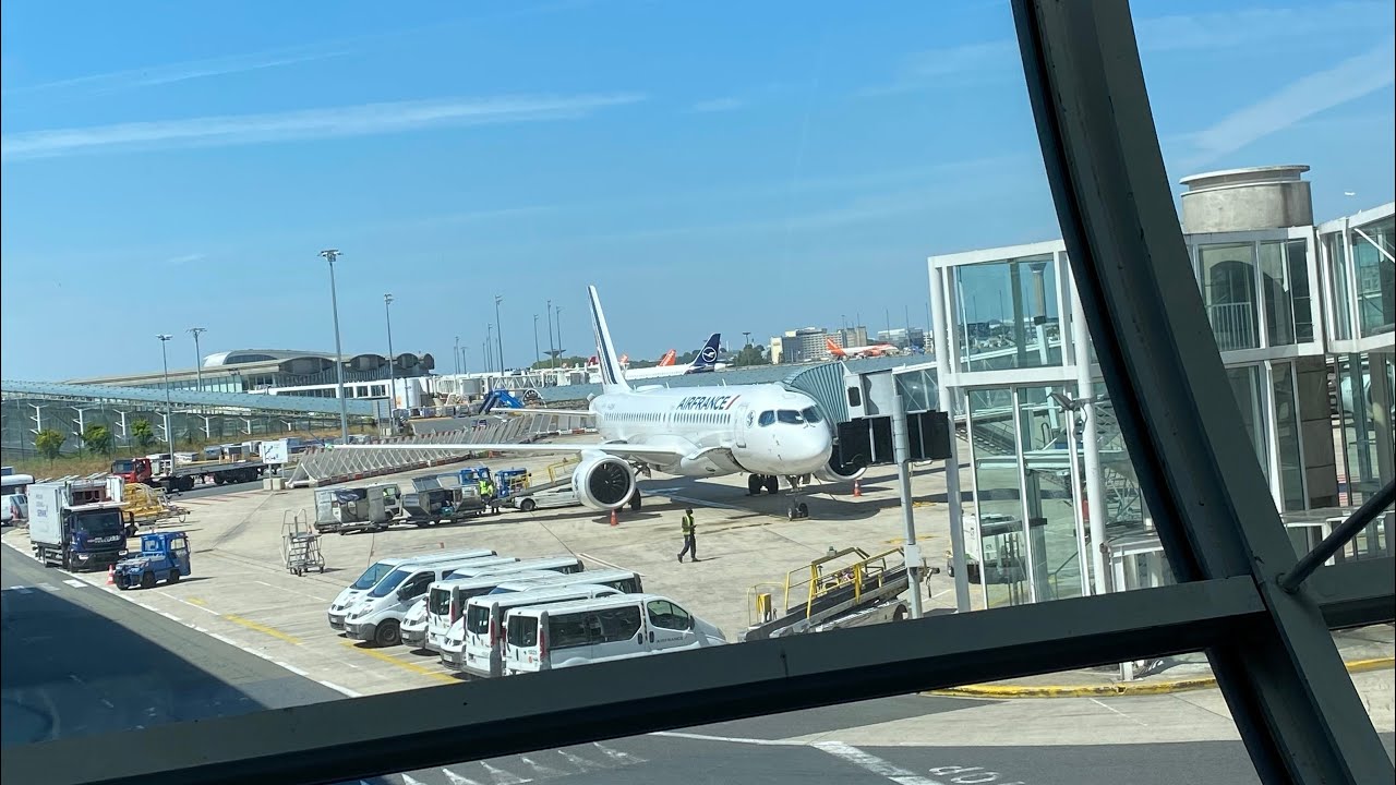 AIR FRANCE - Airbus A220-300 Landing in Paris CDG
