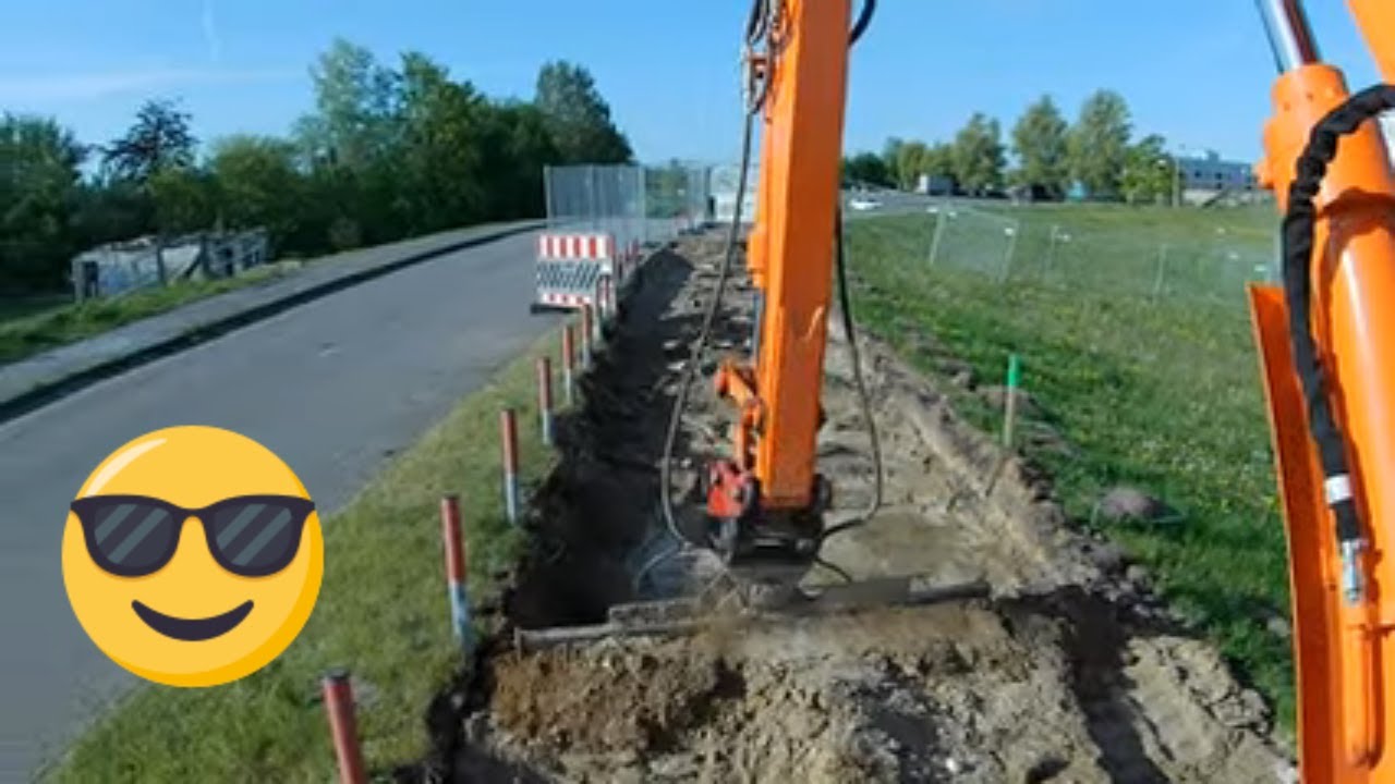 Bagger Doosan DX85R-Fußweg auskoffern auf dem Deich in Marina Wendtorf(Ostsee)