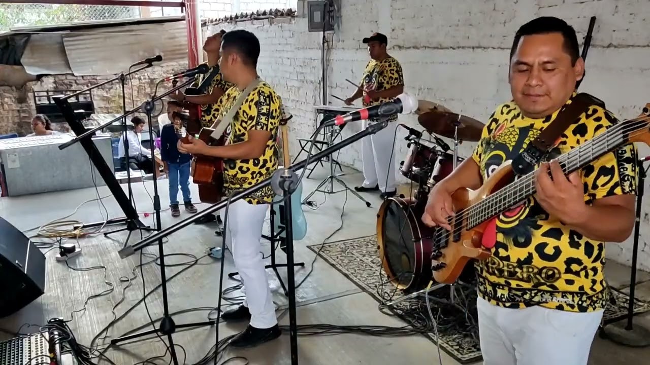 CON ESTA CANCION LLORAN TODOS LOS MUSICOS, PERO HAY QUE TOCARLA POR QUE EL PUBLICO LA PIDE. MIXTECO