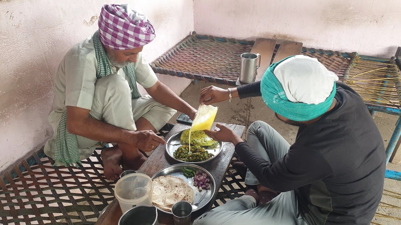 गरमा गरम Mix भाजी में घी डालकर खातें हुए