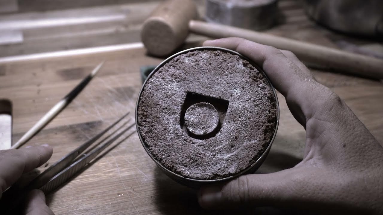 Sand casting process with raw spinel in place by INNERSTONE