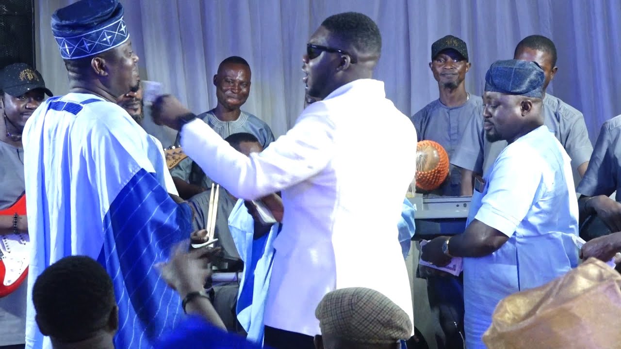 SKIT MAKER LAWYER KUNLE RAIN MONEY ON PASUMA MUYIWA ADEMOLA ON STAGE AS ADEBAYO SALAMI JOIN THEM