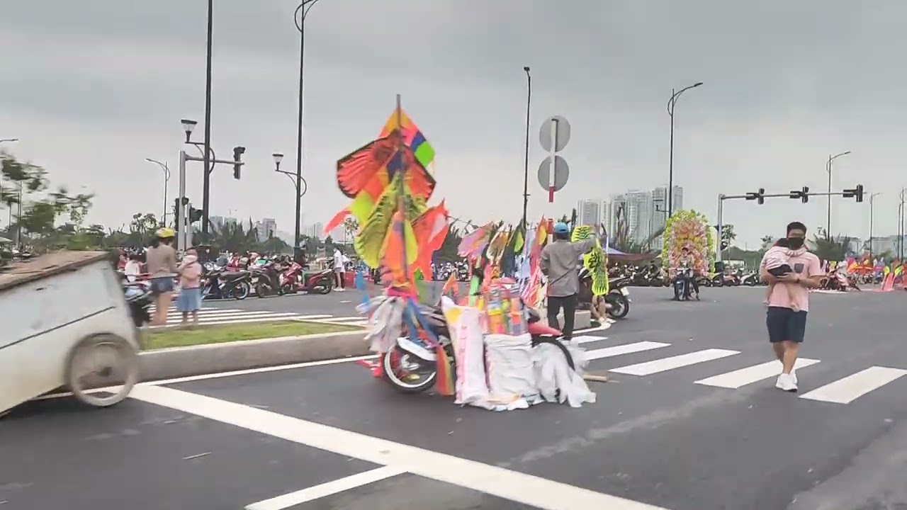 Thả diều, ăn uống bên kia cầu Thủ Thiêm 2, TP Thủ Đức