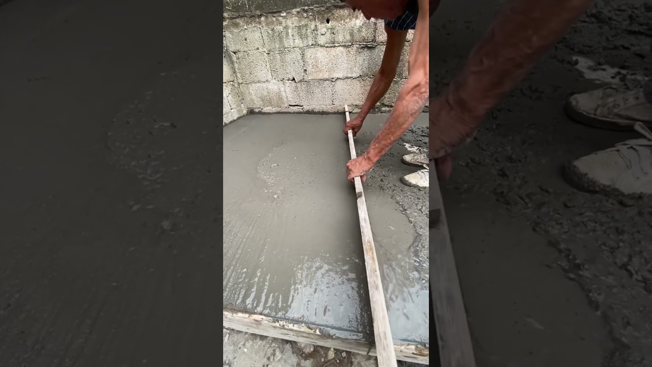 Nivelando el piso #construccion #chalan #nivel #piso #concreto #cemento #herramientas #experto