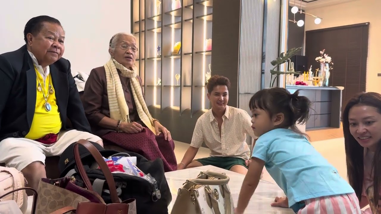 คุณย่าฉวีวรรณ มาช่วยเตรียมเครื่องทำบุญขึ้นบ้านใหม่ครับ