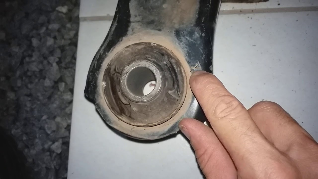 Bucha traseira da bandeja (balança) Etios detalhe de montagem. Compartilhando causa de ruído.