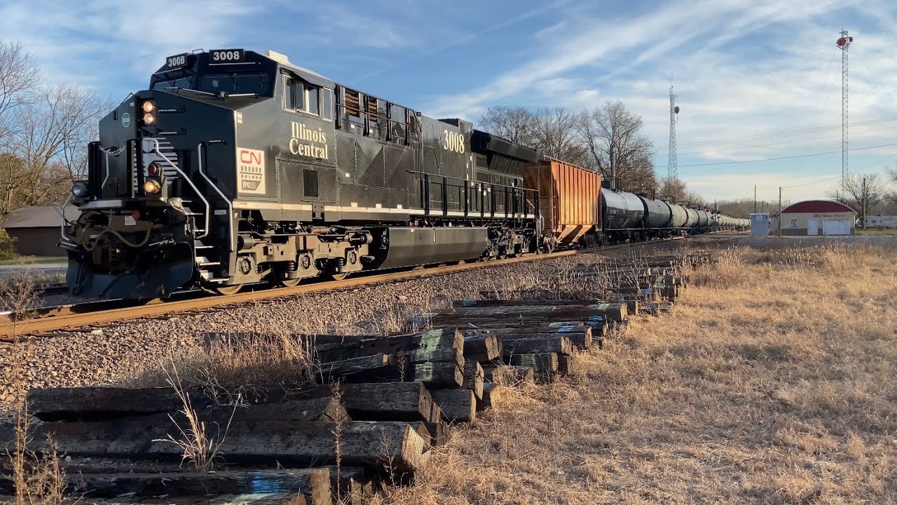 CN 3008, the IC Heritage Unit leads UP ONUCS-01 in Benton, IL (12/2/20)