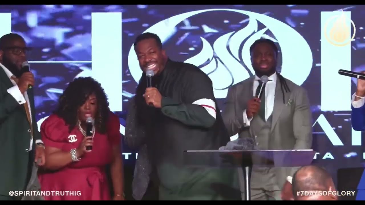 Bishop Brandon Jacobs flowing in the spirit into a praise break 👏🏾🙌🏾