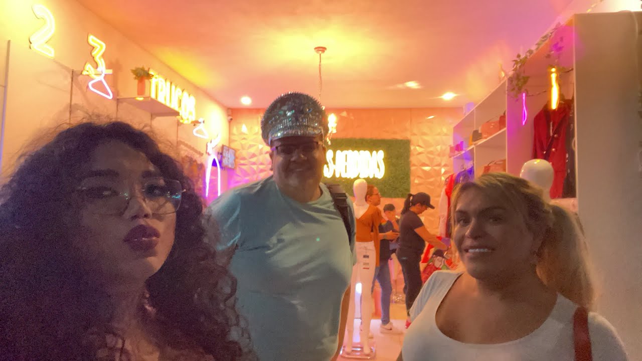 Hola llegando a mi tienda con Salma y Wendy