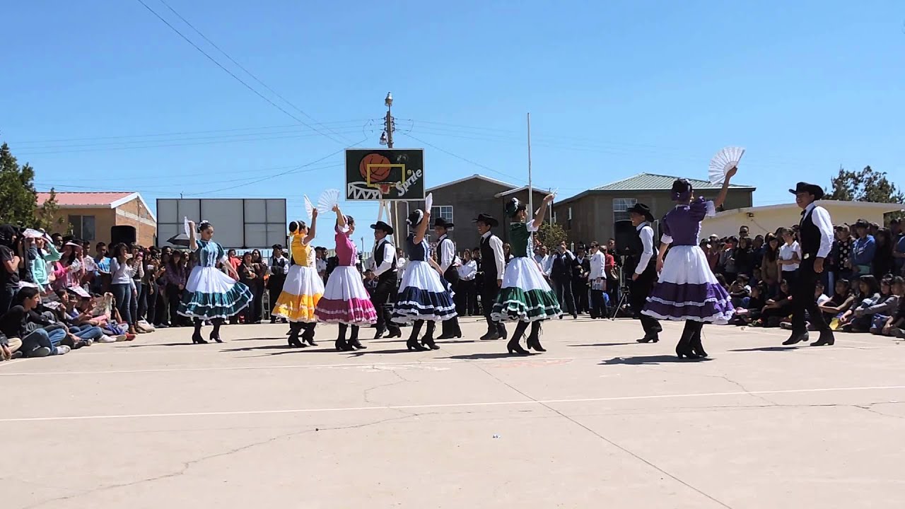 Grupo de Danza Folclórica Kanira del CBTIS 117 en la Federal 90