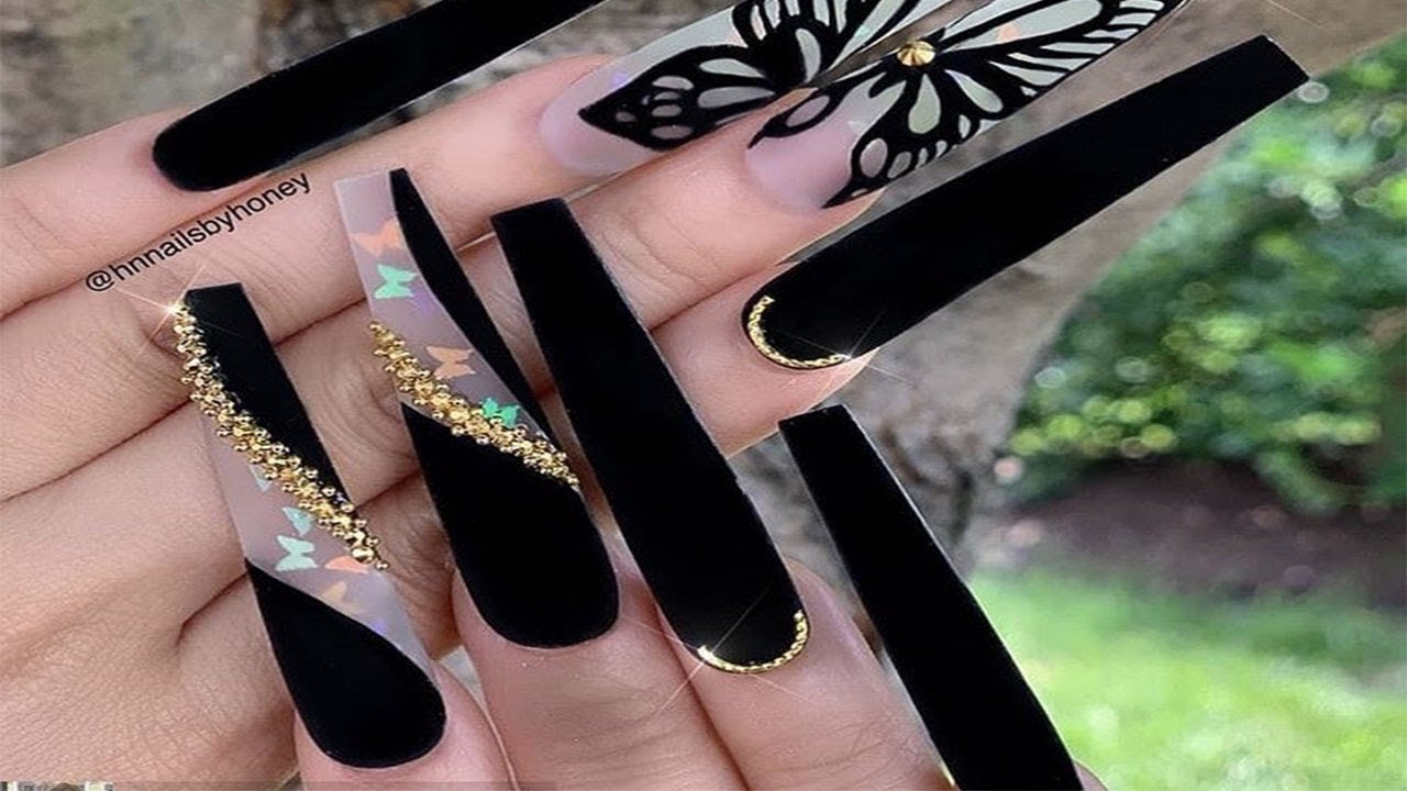 Recreación Diseño de INSTAGRAM Uñas En COLOR NEGRO MATTE Con Mariposas Tornasol
