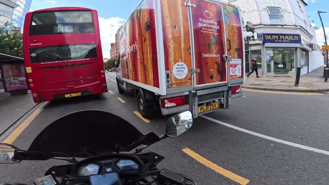 Camino a Tesco (Norte de Londres) con un amigo 🏍️ | ¡Raspe el escape sin querer! 😅