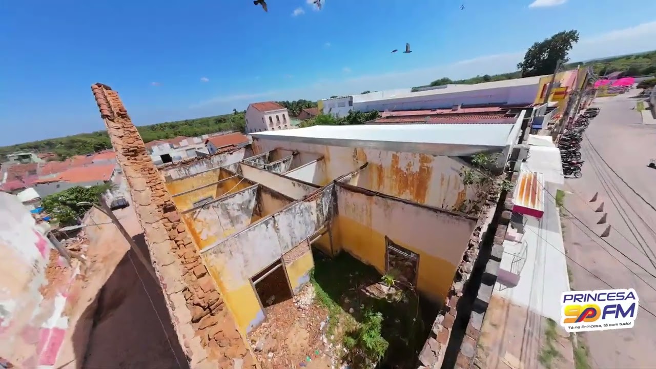 Moradores relatam medo de desabamento de casarão abandonado no Centro de Assú