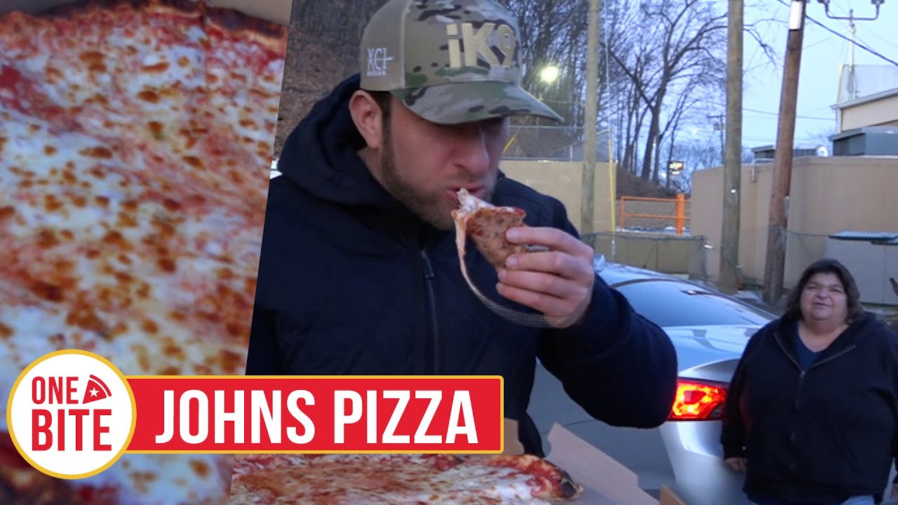 Barstool Pizza Review - John's Pizza Restaurant (Naugatuck, CT)