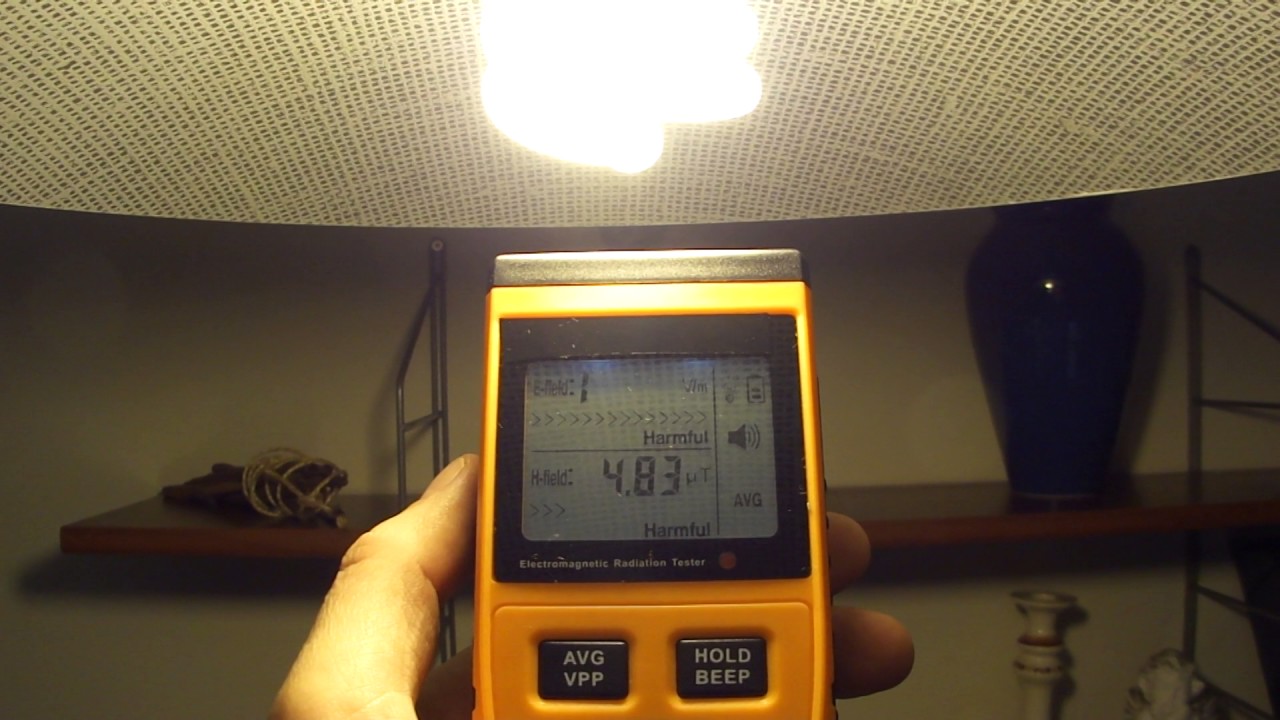 Pole elektromagnetyczne:  energooszczędna świetl&oacute;wka kompaktowa