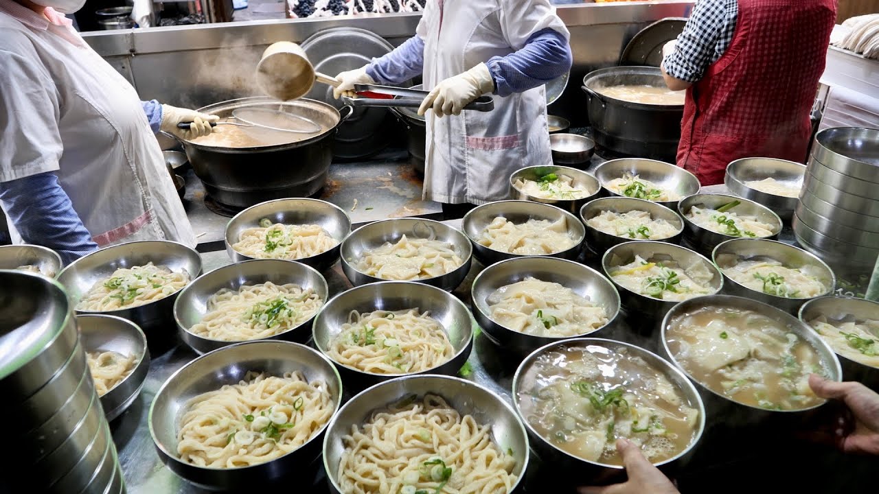 주문하고 앉으면 나온다? 초스피드 손칼국수, 곱빼기가 공짜지만 시키면 안되는 산더미 국수집 까지 Handmade Noodles, korean street food