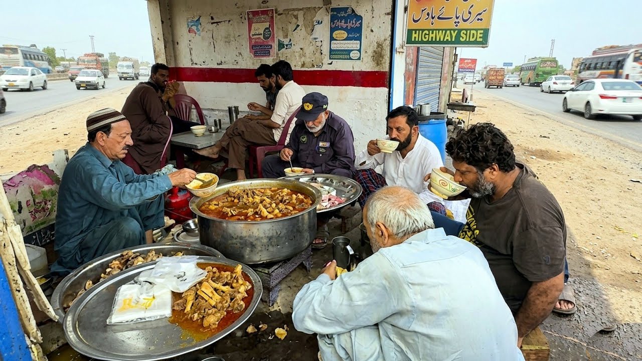 ONLY RS 30/-🤫  THE CHEAPEST ULTIMATE PUNJABI DESI FOOD | ROAD SIDE BREAKFAST |BILLA SIRI PAYE LAHORE