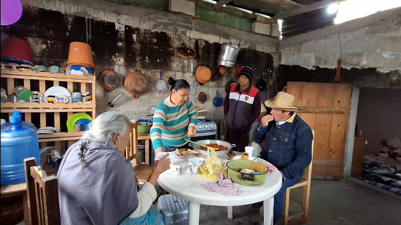 Comiendo  el recalentado y platicando  con la familia 